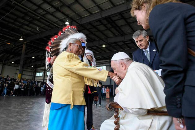 Bilder des Jahres 2022, News 07 Juli News Themen der Woche KW29 News Bilder des Tages Canada, Alberta, 2022 07 24 Pope Francis meets members of an indigenous tribe during his welcoming ceremony at Edmonton International Airport in Alberta, western Canada Photograph by Vatican Mediia Catholic Press Photo. RESTRICTED TO EDITORIAL USE - NO MARKETING - NO ADVERTISING CAMPAIGNS.  Copyright: xVATICANxMEDIAx xipa-agency.netx xVaticanxMediax