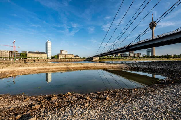 Bilder des Jahres 2022, News 07 Juli News Themen der Woche KW29 News Bilder des Tages Rhein bei Düsseldorf, extremes Niedrigwasser, Rheinpegel bei 81 cm, Tendenz fallend, nach lange Dürre fällt das linke Rheinufer, bei Düsseldorf Oberkassel trocken, Rheinkniebrücke, Rheinturm, NRW, Deutschland, Rhein Niedrigwasser *** Rhine near Düsseldorf, extreme low water, Rhine level at 81 cm, tendency falling, after long drought the left bank of the Rhine falls dry, near Düsseldorf Oberkassel, Rheinkniebrücke, Rheinturm, NRW, Germany, Rhine Low Water