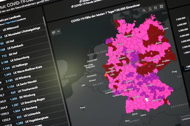 Dashboard des RKI, die 7-Tage-Inzidenz liegt nun bei 664,9 7-Tage-Inzidenz, Dashboard des RKI auf einem Monitor am 25.07.2022 in Siegen Deutschland.