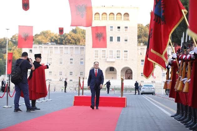 News Themen der Woche KW29 News Bilder des Tages (220725) -- TIRANA, July 25, 2022 -- Newly-elected Albanian President Bajram Begaj reviews a guard of honor during his inauguration in Tirana July 24, 2022. Bajram Begaj was sworn in at the parliament on Sunday. (Photo by Xinhua) ALBANIA-TIRANA-BEGAJ-SWEARING-IN GentxOnuzi 