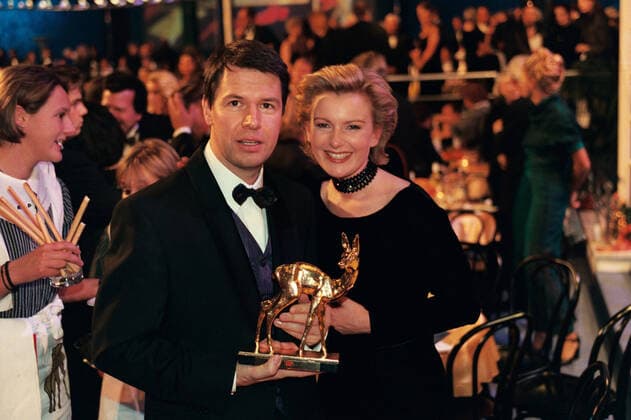 Der deutsche Moderator und Journalist Peter Kloeppel mit einem Bambi und seiner Ehefrau Carol Kloeppel während der Bambi-Verleihung in Köln (Köln Messe), Köln Nordrhein-Westfalen Deutschland Copyright: ZIKxImages UnitedArchiveszikimages113077 EDITORIAL USE ONLY