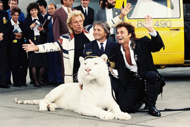 Siegfried und Roy schenken dem Phantasialand in Brühl bei Köln zum 20. Geburtstag zwei weiße Tigerjunge.Im Hintergrund Gottlieb Löffelhardt (Phantasialand) Deutschland, 1987, Brühl Nordrhein-Westfalen Deutschland Copyright: ZIKxImages UnitedArchiveszikimages211493 EDITORIAL USE ONLY