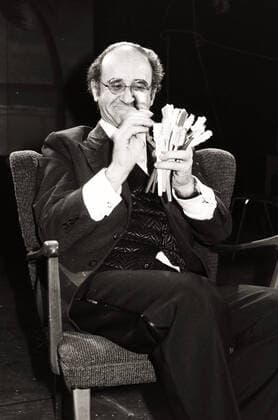Der deutsche Moderator, Produzent, Talkmaster, Entertainer, Kochbuchautor, Autor Alfred Biolek zählt Zahnbürsten während einer deutschen Fernsehsendung., Köln Nordrhein-Westfalen Deutschland Copyright: ZIKxImages UnitedArchiveszikimages487 EDITORIAL USE ONLY