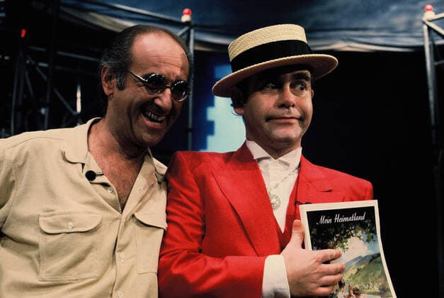Der deutsche Moderator Alfred Biolek (rechts) und der britische Sänger, Komponist, Pianist und zweifacher Oscar-Preisträger Elton John., Köln Nordrhein-Westfalen Deutschland Copyright: ZIKxImages UnitedArchiveszikimages73368 EDITORIAL USE ONLY