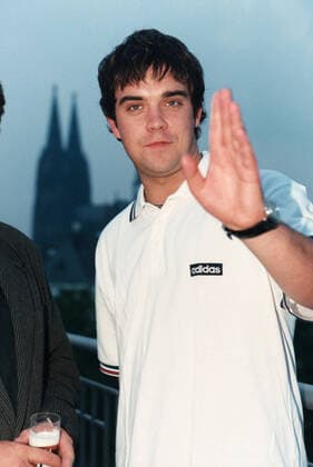 Der britische Sänger Robbie Williams während einer Medienveranstaltung in Köln, 14.08.1996, Köln Nordrhein-Westfalen Deutschland Copyright: ZIKxImages UnitedArchiveszikimages84192 EDITORIAL USE ONLY