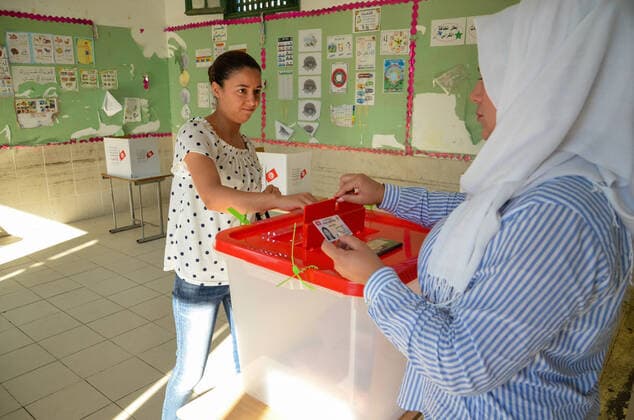 Verfassungsreferendum in Tunesien July 25, 2022, Tunis, Tunisia: Tunis, Tunisia. 25 July 2022. Tunisians cast their votes at a polling station in Tunis for the referendum on the new draft constitution in Tunisia. Tunisians have begun voting on the new constitution at 6 a.m. local time on Monday, with results expected to be made known early on Tuesday Tunis Tunisia - ZUMAd99_ 20220725_zap_d99_023 Copyright: xHasanxMradx