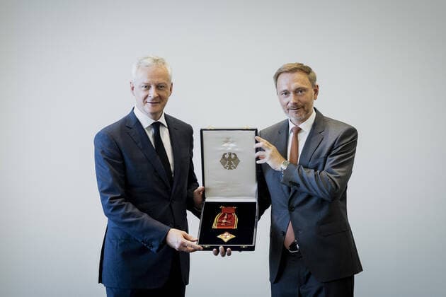 News Themen der Woche KW 30 News Bilder des Tages (L-R) Bruno Le Maire, Finanzminister von Frankreich, und Christian Lindner (FDP), Bundesminister der Finanzen, aufgenommen im Rahmen einer Auszeichnung des franzoesischen Finanzministers mit dem Bundesverdienstkreuz in Berlin, 25.07.2022. Berlin Germany *** L R Bruno Le Maire, Minister of Finance of France, and Christian Lindner FDP , Federal Minister of Finance, photographed during an award of the French Minister of Finance with the Order of Merit of the Federal Republic of Germany in Berlin, 25 07 2022 Berlin Germany Copyright: xFlorianxGaertnerx