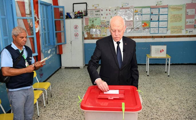 News Bilder des Tages July 25, 2022, Tunis, Tunis, Tunisia: President Kais Saied voting in a referendum on a draft constitution he put forward, at a polling station in the capital Tunis, on July 25, 2022. The vote is seen as a referendum on Saied, whose charter would give his office nearly unchecked powers in a break with the country s post-2011 democratic trend Tunis Tunisia - ZUMAap3_ 20220725_zaf_ap3_008 Copyright: xTunisianxPresidencyx