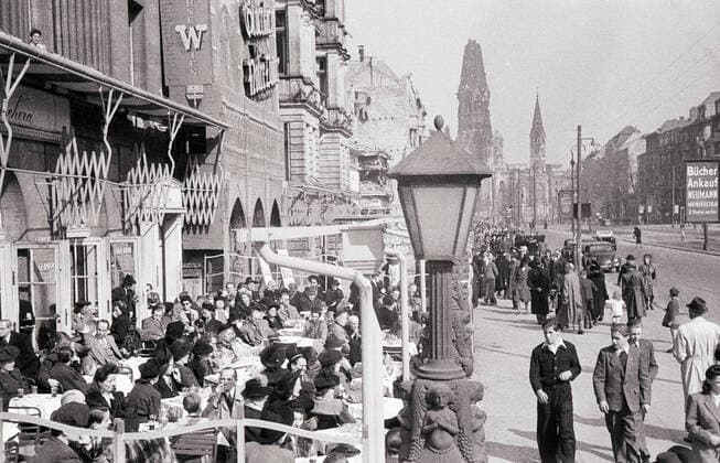 Frühling auf dem Kurfürstendamm Frühling auf dem Kurfürstendamm - Original-Bildunterschrift: Hochbetrieb in den Lokalen auf dem Ku-Damm im strahlenden Sonnenschein in Berlin, Deutschland 1948., Berlin Copyright: Kindermann UnitedArchivesKIN_7401000029