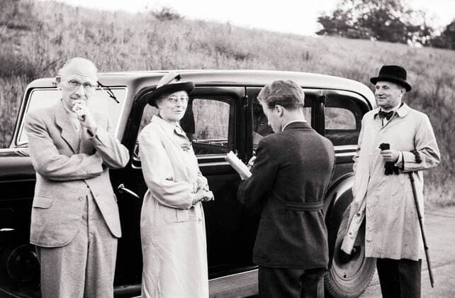 Berliner Bürgermeisterin reist nach München Die amtierende Bürgermeisterin von Berlin, Louise Schroeder, zwischen Dr. Acker und Ferdinand Friedensburg, vor ihrer Abreise nach München in Nikolassee bei Berlin, Deutschland 1947., Berlin Copyright: Kindermann UnitedArchivesKIN_7401000081