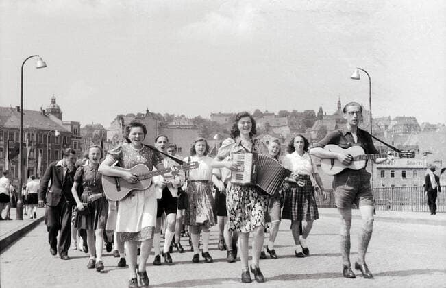 Pfingsttreffen der FDJ in Meissen 1947 Festumzug beim Pfingsttreffen der FDJ in Meissen, Deutschland 1947., Sachsen Copyright: Kindermann UnitedArchivesKIN_7401000116