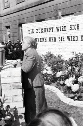 Tag des freien Buches in Berlin Schriftstellerin Anna Seghers spricht auf einer Kundgebung zum Tag des freien Buches vor der Humboldt-Universität in Berlin, Deutschland 1947., Berlin Copyright: Kindermann UnitedArchivesKIN_7401000253