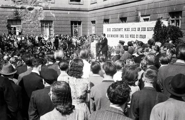 Tag des freien Buches in Berlin Menschenmenge auf einer Kundgebung zum Tag des freien Buches vor der Humboldt-Universität in Berlin, Deutschland 1947 - Zitat: Romain Rolland: Die Zukunft wird sich an euer Beispiel erinnern und sie wird es ehren, Berlin Copyright: Kindermann UnitedArchivesKIN_7401000262