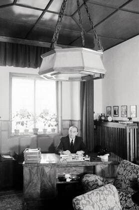 AZ Arno Zyka Verlag Im Büro der Geschäftsleitung des AZ Arno Zyka Verlag für Modenblätter und -Schnitte am Kaiserdamm 95 in Charlottenburg, Berlin, Deutschland 1947., Berlin Copyright: Kindermann UnitedArchivesKIN_7401000285