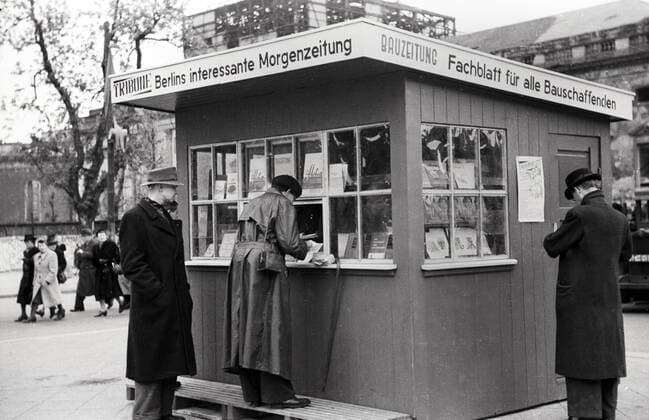 Maifeier Berlin 1947 Maifeier Berlin 1947 - Am Zeitungskiosk bei der Feier zum 1. Mai vor der Alten Bibliothek am Bebelplatz in Berlin, Deutschland 1947., Berlin Copyright: Kindermann UnitedArchivesKIN_7401000325