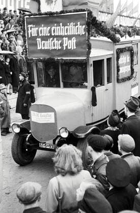 Maifeier Berlin 1947 Maifeier Berlin 1947 - Menschenmassen sehen die Arbeiter der Deutschen Post bei der Feier zum 1. Mai vor der Alten Bibliothek am Bebelplatz in Berlin, Deutschland 1947 - Transparent: Für eine einheitliche Deutsche Post, Berlin Copyright: Kindermann UnitedArchivesKIN_7401000330