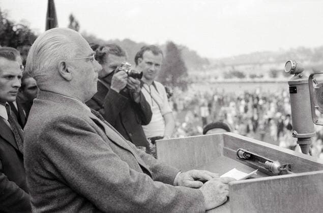 Pfingsttreffen und 2. Parlament der FDJ in Meissen 1947 Wilhelm Pieck beim Pfingsttreffen und 2. Parlament der FDJ in Meissen, Deutschland 1947., Sachsen Copyright: Kindermann UnitedArchivesKIN_7401000387