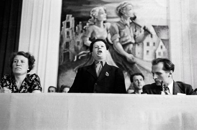 Pfingsttreffen und 2. Parlament der FDJ in Meissen 1947 Hermann Axen zwischen Edith Baumann und Erich Honecker beim Pfingsttreffen und 2. Parlament der FDJ in Meissen, Deutschland 1947., Sachsen Copyright: Kindermann UnitedArchivesKIN_7401000402