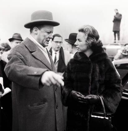 Robert F. Kennedy mit Gattin Ethel in Berlin 1962 Robert F. Kennedy mit Gattin Ethel in Berlin 1962 - Original-Bildunterschrift: Regierender Bürgermeister Willy Brandt mit Ethel Kennedy an der Schandmauer vor dem Brandenburger Tor, Berlin, Deutschland 1962., Berlin Copyright: Kindermann UnitedArchivesKIN_7401000484