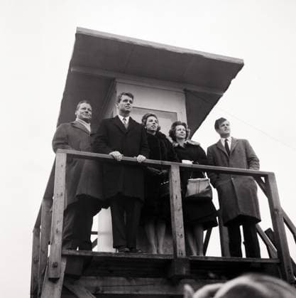 Robert F. Kennedy mit Gattin Ethel in Berlin 1962 Robert F. Kennedy mit Gattin Ethel in Berlin 1962 - Regierender Bürgermeister Willy Brandt mit Robert F. Kennedy, Ethel Kennedy und Rut Brandt auf einem Aussichtsturm an der Schandmauer vor dem Brandenburger Tor, Berlin, Deutschland 1962., Berlin Copyright: Kindermann UnitedArchivesKIN_7401000485