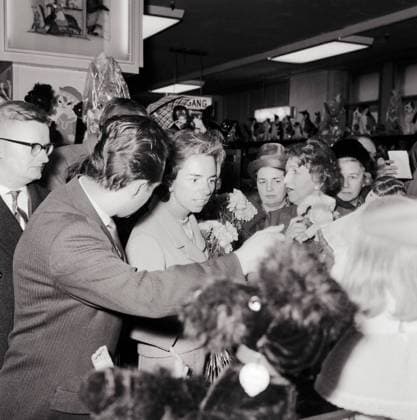 Robert F. Kennedy mit Gattin Ethel in Berlin 1962 Robert F. Kennedy mit Gattin Ethel in Berlin 1962 - Original-Bildunterschrift: Besuch eines großen Berliner Kaufhauses (KaDeWe), wo die Mitbringsel für die eigenen Rangen der beiden Kennedys ausgesucht werden. Ethel Kennedy trug sich ins Gästebuch des KaDeWe ein, Berlin, Deutschland 1962., Berlin Copyright: Kindermann UnitedArchivesKIN_7401000489