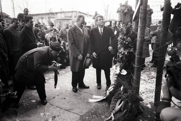 Robert F. Kennedy mit Gattin Ethel in Berlin 1962 Robert F. Kennedy mit Gattin Ethel in Berlin 1962 - Original-Bildunterschrift: Robert F. Kennedy mit Willy Brandt während der Kranzniederlegung an dem Mahnmal in der Bernauer Straße in Berlin, Deutschland 1962., Berlin Copyright: Kindermann UnitedArchivesKIN_7401000494