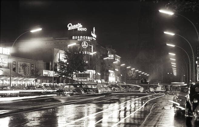 Kurfürstendamm Original-Bildunterschrift: der Kurfürstendamm zum ersten Mal im Glanz der neuen Beleuchtung, Berlin, Deutschland 1955., Berlin Copyright: Kindermann UnitedArchivesKIN_7402000035