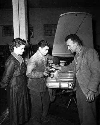 Werkstatt Werkstatt - Original-Bildunterschrift: Flüchtling in Spandauer Auto Reparaturwerkstatt, Berlin, Deutschland 1955., Berlin Copyright: Kindermann UnitedArchivesKIN_7402000073
