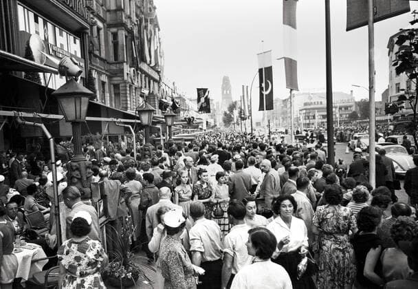 Eröffnung der Film-Festspiele 1955 in Berlin Eröffnung der Film-Festspiele - Original-Bildunterschrift: Unser Bild zeigt: eine große Menschenmenge wälzt sich auf dem Kudamm, um ihre Filmlieblinge zu sehen, Berlin, Deutschland 1955., Berlin Copyright: Kindermann UnitedArchivesKIN_7402000119