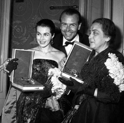Eröffnung der Film-Festspiele 1955 in Berlin Eröffnung der Film-Festspiele - Original-Bildunterschrift: Unser Bild zeigt: Bundesfilmpreisträger (von links): Marianne Koch, O. W. Fischer, Frau Therese Giehse, Berlin, Deutschland 1955., Berlin Copyright: Kindermann UnitedArchivesKIN_7402000125
