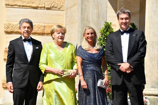 Bilder des Jahres 2022, Entertainment 07 Juli Entertainment Themen der Woche KW 30 Entertainment Bilder des Tages Joachim Sauer, Angela Merkel, Karin Baumüller-Söder und Markus Söder bei der Eröffnung der Richard-Wagner-Festspiele 2022 mit der Premiere von Richard Wagners Tristan und Isolde im Bayreuther Festspielhaus. Bayreuth, 25.07.2022 *** Joachim Sauer, Angela Merkel, Karin Baumüller Söder and Markus Söder at the opening of the Richard Wagner Festival 2022 with the premiere of Richard Wagners Tristan und Isolde at the Bayreuth Festspielhaus Bayreuth, 25 07 2022 Foto:xN.xKubelkax xFuturexImage