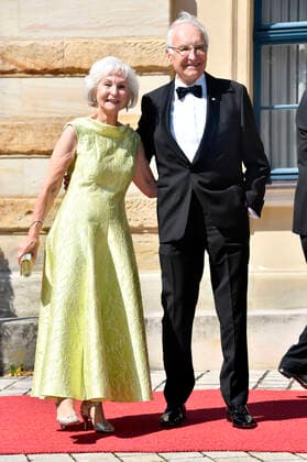 Edmund Stoiber mit Ehefrau Karin Stoiber bei der Eröffnung der Richard-Wagner-Festspiele 2022 mit der Premiere von Richard Wagners Tristan und Isolde im Bayreuther Festspielhaus. Bayreuth, 25.07.2022 *** Edmund Stoiber with wife Karin Stoiber at the opening of the Richard Wagner Festival 2022 with the premiere of Richard Wagners Tristan und Isolde at the Bayreuth Festspielhaus Bayreuth, 25 07 2022 Foto:xN.xKubelkax xFuturexImage