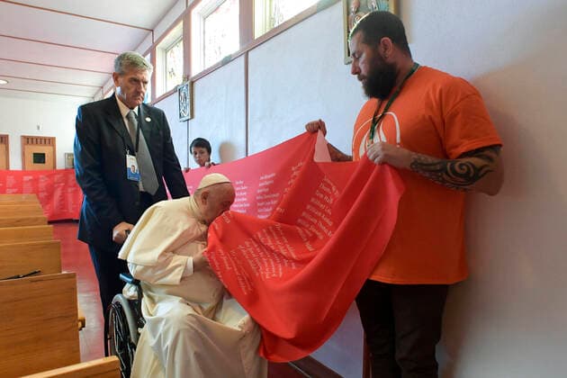 News Bilder des Tages July 25, 2022, Edmonton, Canada: This handout picture made available by Vatican Media Press Office shows Pope Francis meets indigenous people for a silent prayer at the Maskacis cemetery, a town 100 kilometers south of Edmonton, Canada, 25 July 2022. The five-days visit is the first papal visit to Canada in 20 years. ANSA Vatican Media Press Office handout Edmonton Canada - ZUMAa110 20220725_zaf_a110_004 Copyright: xVaticanxMediaxPressxOfficexHandox