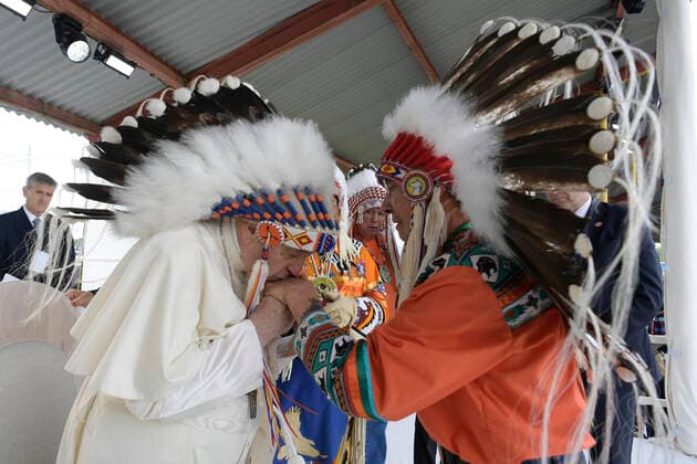 July 25, 2022, Edmonton, Canada: A handout picture provided by the Vatican Media shows Pope Francis meeting with indigenous people for a silent prayer at the Maskwacis cemetery, a town 100 kilometers south of Edmonton, Canada, 25 July 2022. The five-days visit is the first papal visit to Canada in 20 years. ANSA Vatican Media Press Office handout Edmonton Canada - ZUMAa110 20220725_zaf_a110_015 Copyright: xVaticanxMediaxPressxOfficexHandox