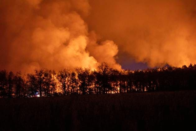 ID 627 Dramatische Szenen spielten sich am Montagabend im südbrandenburgischen Kölsa und deren Umgebung ab. Ein 12 Hektar großer Waldbrand entwickelte sich zu einer Katastrophe. Durch eine Unwetterfront, die in der Region kein Regen brachte, sondern viel Wind, mussten Kameraden vor dem Feuer flüchten. Ein regelrechter Feuersturm schoss aus den Wäldern. Wie der Kreisbrandmeister Landkreis Nordsachsen berichtete, blieb nur die Flucht. Der Feuersturm schoss aus dem Wald und Griff auf weitere Vegetationsbestände außerhalb des Waldes über. Auch ein großer Agrarbetrieb fing Feuer. Die Kameraden haben den Brand auch Stunden nach dem Sturm nicht unter Kontrolle. Überall brennen noch die Wälder. Bauern schaffen tausende Liter an Löschwa
