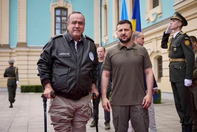 Ukraine-Krieg, Jahrestag der Invasion, Persönlichkeiten besuchen die Ukraine, Archivbilder News Themen der Woche KW 30 News Bilder des Tages July 25, 2022, Kyiv, Ukraine: Ukrainian President Volodymyr Zelenskyy, right, poses with Guatemalan President Alejandro Giammattei, left, on arrival at the Mariinskyi Palace, July 25, 2022 in Kyiv, Ukraine. Giammattei is the first Latin American president to visit Ukraine in 12 years. Kyiv Ukraine - ZUMAp138 20220725_zaa_p138_020 Copyright: xUkrainianxPresidentialxPressxOffx