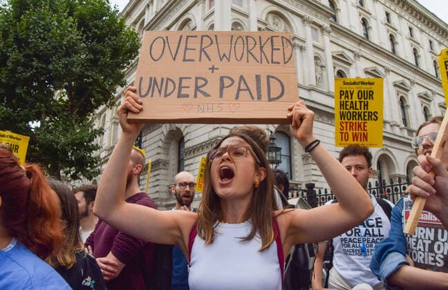 News Themen der Woche KW 30 News Bilder des Tages July 25, 2022, London, England, United Kingdom: A protester holds an Overworked and Underpaid sign outside Downing Street. Hundreds of doctors and supporters marched to Downing Street demanding fair pay. London United Kingdom - ZUMAv130 20220725_zip_v130_018 Copyright: xVukxValcicx