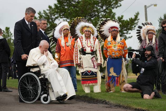 July 25, 2022, MASKWACIS, AB, CANADA: Pope Francis prays in front of Indigenous chiefs at the Ermineskin Cree Nation Cemetery in Maskwacis, Alta., during his papal visit across Canada on Monday, July 25, 2022. MASKWACIS CANADA  - ZUMAc35_ 20220725_zaf_c35_065 Copyright: xNathanxDenettex