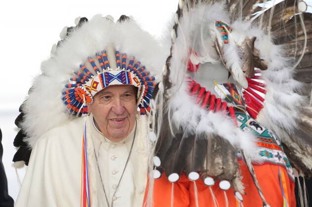 July 25, 2022, MASKWACIS, AB, CANADA: Pope Francis wears a traditional headdress he was given after his apology to Indigenous people during a ceremony in Maskwacis, Alta., as part of his papal visit across Canada on Monday, July 25, 2022. MASKWACIS CANADA  - ZUMAc35_ 20220725_zaf_c35_074 Copyright: xNathanxDenettex