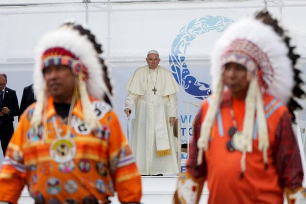July 25, 2022, MASKWACIS, AB, CANADA: Pope Francis looks on behind Indigenous chiefs preparing to perform a traditional dance at a ceremony during his papal visit across Canada in Maskwacis, Alta., on Monday, July 25, 2022. MASKWACIS CANADA  - ZUMAc35_ 20220725_zaf_c35_089 Copyright: xNathanxDenettex