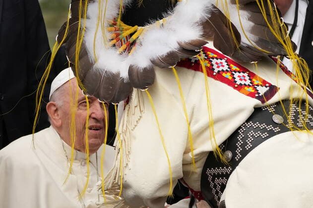 July 25, 2022, MASKWACIS, AB, CANADA: Pope Francis talks with an Indigenous chief near a gravesite for Indigenous people in Maskwacis, Alta., as part of his papal visit across Canada on Monday, July 25, 2022. MASKWACIS CANADA  - ZUMAc35_ 20220725_zaf_c35_091 Copyright: xNathanxDenettex