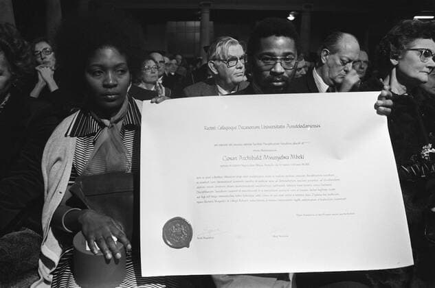 Anefo photo collection. Eredoctor Social Sciences for Sitting Freedom Warrior Govan Mbeki (Univ. Amsterdam) caught in South Africa. January 9, 1978. Amsterdam, South Africa Copyright: xpiemagsx pienatarchpart417102021-22698 !ACHTUNG AUFNAHMEDATUM GESCHÄTZT!