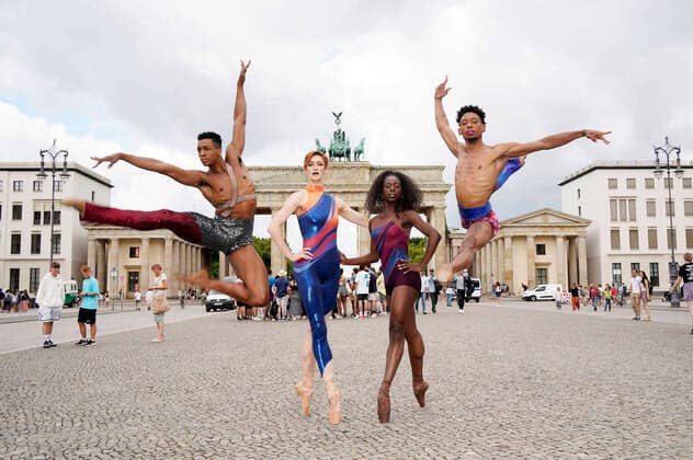 Bilder des Jahres 2022, Entertainment 07 Juli Entertainment Themen der Woche KW 30 Entertainment Bilder des Tages Brandon Gray, Jillian Davis, April Watson und Addison Ector vom Complexions Contemporary Ballet beim Fototermin zur Ballett Premiere von Star Dust - From Bach to Bowie am Brandenburger Tor. Berlin, 26.07.2022 *** Brandon Gray, Jillian Davis, April Watson and Addison Ector from Complexions Contemporary Ballet at the photo session for the ballet premiere of Star Dust From Bach to Bowie at the Brandenburg Gate Berlin, 26 07 2022 Foto:xT.xBartillax xFuturexImage