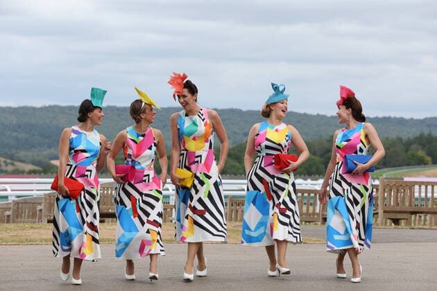 Bilder des Jahres 2022, Entertainment 07 Juli Entertainment Themen der Woche KW 30 Entertainment Bilder des Tages . 26 07 2022. Goodwood , United Kingdom. Elle and the Pocket Belles arriving on the opening day of Glorious Goodwood, United Kingdom.  xStephenxLockx xi-Imagesx IIM-23642-0010