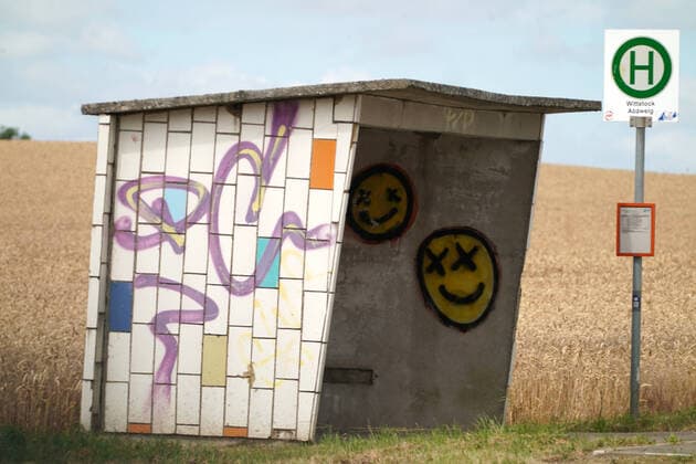 IMAGO Creative: Gesellschaft, Mobilität auf dem Land Uckermark GER, Deutschland, 20220725,Uckermark, Bushaltestelle, an einer landstrasse, Wittstock *** Uckermark GER, Germany, 20220725,Uckermark, bus stop, at a country road, Wittstock