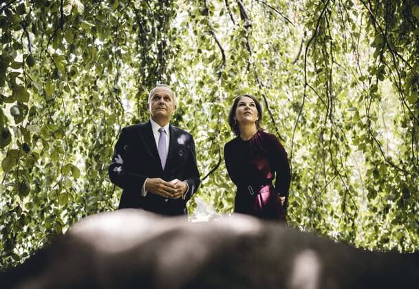 News Themen der Woche KW 30 News Bilder des Tages Bundesaussenministerin Annalena Baerbock (Buendnis 90 Die Gruenen) und Andreas Kuenne, Botschafter der Bundesrepublik Deutschland in der Tschechischen Republik, im Garten der Deutschen Botschaft in Prag. Prag, 26.07.2022. Prag Tschechien *** German Foreign Minister Annalena Baerbock Buendnis 90 Die Gruenen and Andreas Kuenne, Ambassador of the Federal Republic of Germany to the Czech Republic, in the garden of the German Embassy in Prague Prague, 26 07 2022 Prague Czech Republic Copyright: xXanderxHeinlx