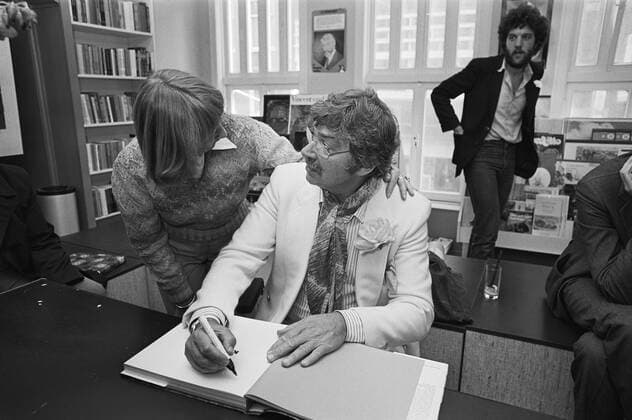 Anefo photo collection. Karel Appel signed book about his person in modern bookstore Bas in Amsterdamseestraat, Karel Appel signs book. October 4, 1980 Copyright: xpiemagsx pienatarchpart417102021-35684 !ACHTUNG AUFNAHMEDATUM GESCHÄTZT!