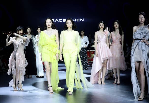 Entertainment Themen der Woche KW 30 Entertainment Bilder des Tages (220726) -- HAIKOU, July 26, 2022 -- Models present the creations of designer Grace Chen during a fashion week at the second China International Consumer Products Expo (CICPE) in Haikou, south China s Hainan Province, on July 26, 2022. ) CHINA-HAINAN-HAIKOU-SECOND CICPE-FASHION WEEK-OPEN (CN) ChenxJianli 