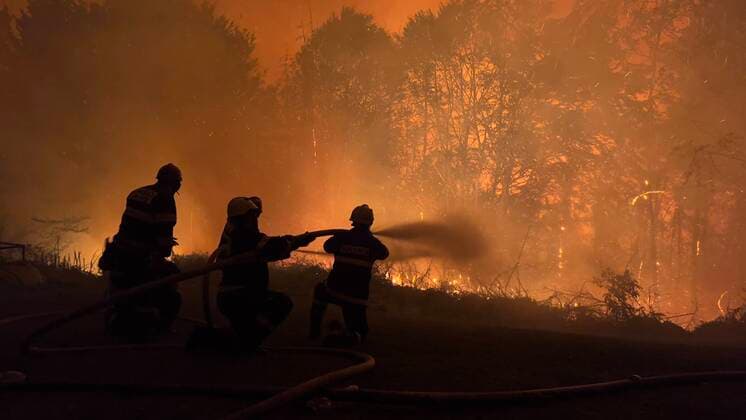 News Themen der Woche KW 30 News Bilder des Tages A large forest fire continues in the Ceske Svycarsko (Czech Switzerland) National Park, near the village Hrensko, Czech Republic, on Tuesday, July 26, 2022. The fire broke out on Sunday and started spreading on Monday as the wind rose. On the photo is seen burnt house in the Mezna village. (CTKxPhoto PavelxNemecek) CTKPhotoF202207260671001 
