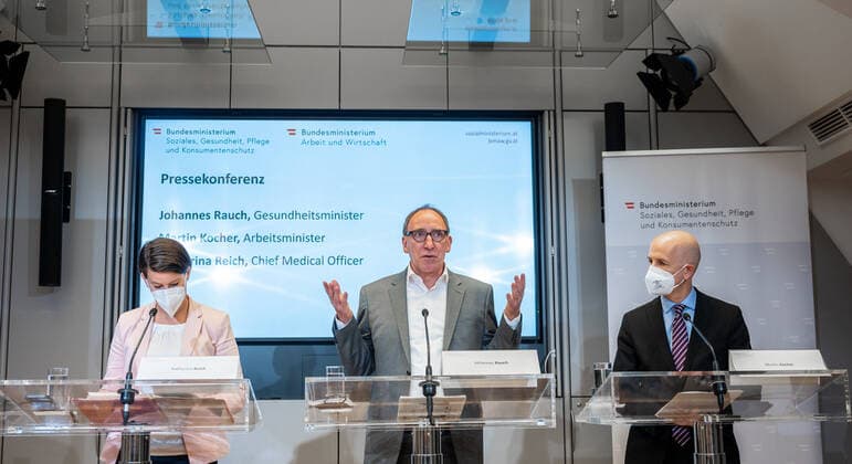 20220726 Pressekonferenz mit Gesundheitsminister und Arbeitsminister zum Thema Coronavirus WIEN, OESTERREICH - 26. JULI: Generaldirektorin für die oeffentliche Gesundheit Katharina Reich, Sozialminister Johannes Rauch (Gruene) und Minister fuer Digitalisierung und Wirtschaftsstandort Martin Kocher (parteifrei) bei einer Pressekonferenz zum Thema Coronavirus. Thematiken: Risikogruppen durch Impfen und Medikamente, Entscheidung Absonderung oder Verkehrsbeschraenkung, Praesentation Variantenmanagementplan und Schutz von Risikogruppen am Arbeitsplatz - im Sozialministerium am 26. Juli 2022 in Wien, Oesterreich. 220726_SEPA_32_015 Copyright: xMartinxJuenx SEPAxMedia